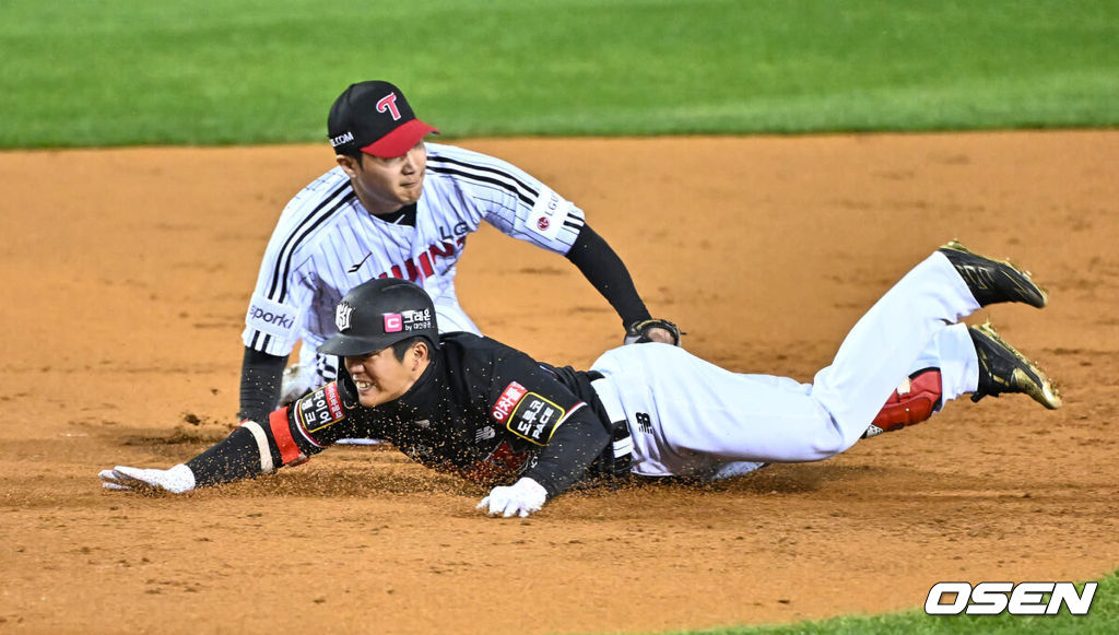 8일 잠실 NC파크에서 2023 신한은행 SOL KBO 포스트시즌 한국시리즈 LG 트윈스와 KT 위즈의 2차전 경기가 열렸다. KT 위즈 조용호가 2회초 1사 좌중간 2루타를 치고 3루까지 쇄도 했으나 아웃되고 있다. 2023.11.08 / foto0307@osen.co.kr