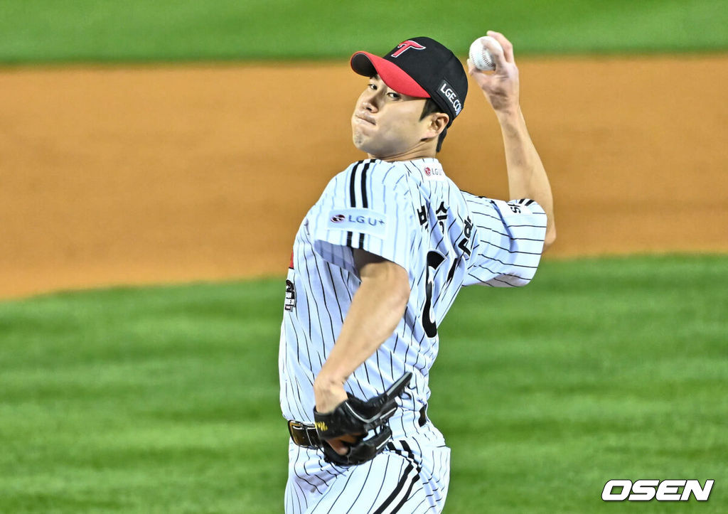 8일 잠실 NC파크에서 2023 신한은행 SOL KBO 포스트시즌 한국시리즈 LG 트윈스와 KT 위즈의 2차전 경기가 열렸다. LG 트윈스 백승현이 역투하고 있다. 2023.11.08 / foto0307@osen.co.kr