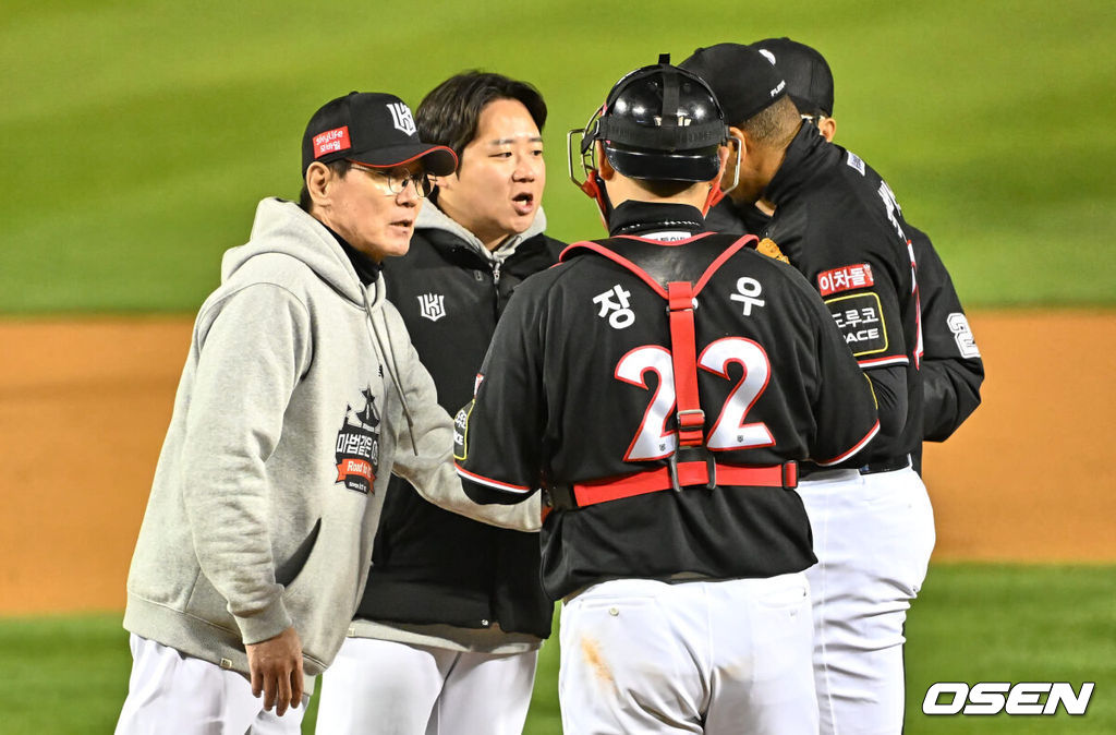 8일 잠실 NC파크에서 2023 신한은행 SOL KBO 포스트시즌 한국시리즈 LG 트윈스와 KT 위즈의 2차전 경기가 열렸다. KT 위즈 이강철 감독이 6회말 마운드에 올라 쿠에바스와 얘기하고 있다. 2023.11.08 / foto0307@osen.co.kr