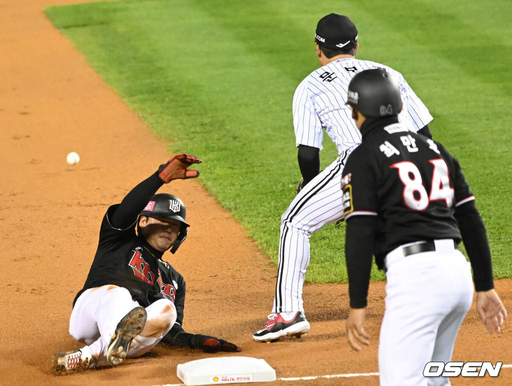 7일 오후 서울 잠실야구장에서 '2023 KBO 프로야구 포스트시즌 한국시리즈 1차전' LG 트윈스와 KT 위즈의 경기가 열렸다.1회초 무사 1루 KT 황재균의 타석 때 1루 주자 김상수가 2루 도루성공한 뒤 빠진 공을 틈타 3루에 세이프되고 있다. 2023.11.07 / ksl0919@osen.co.kr