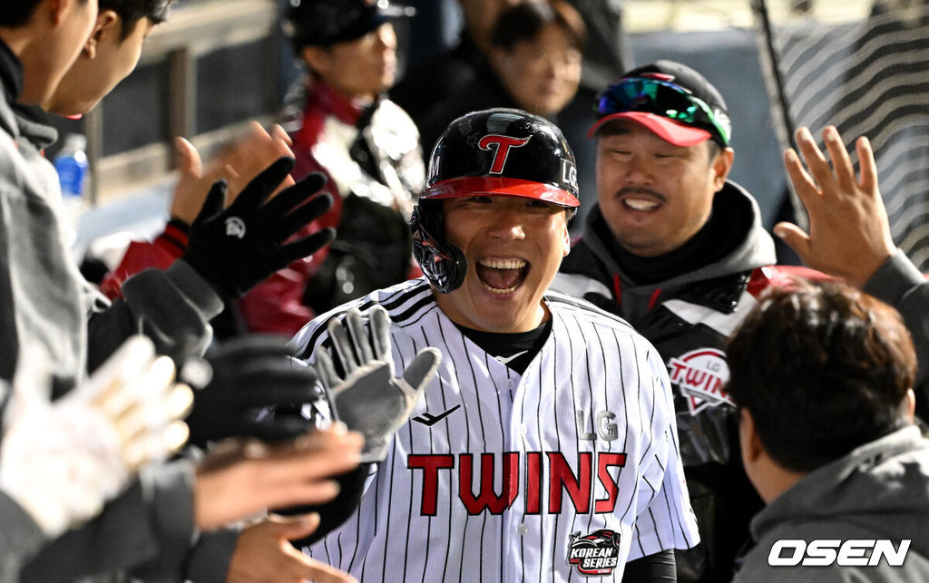 7일 오후 서울 잠실야구장에서 2023 KBO 프로야구 포스트시즌 한국시리즈 1차전 LG 트윈스와 KT 위즈의 경기가 열렸다.1회말 1사 만루에서 LG 문보경의 희생플라이 때 홈을 밟은 3루주자 김현수가 더그아웃에서 환호하고 있다. 2023.11.07 /sunday@osen.co.kr