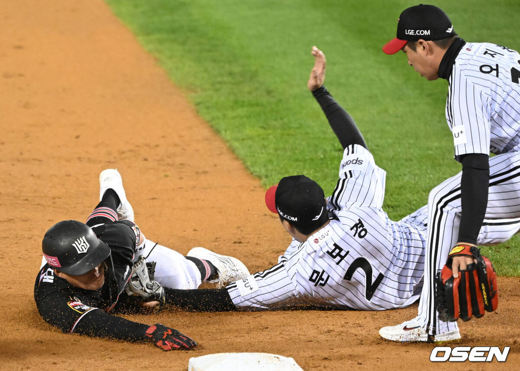 7일 오후 서울 잠실야구장에서 '2023 KBO 프로야구 포스트시즌 한국시리즈 1차전' LG 트윈스와 KT 위즈의 경기가 열렸다.2회초 무사 1,2루 KT 문상철의 병살타 때 3루로 LG 3루수 문보경이 KT 2루주자 배정대를 태그아웃 시키고 있다. 2023.11.07 / ksl0919@osen.co.kr