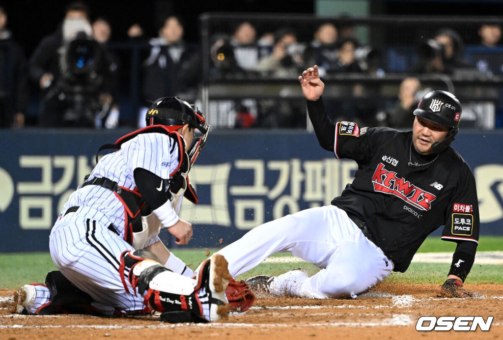 7일 오후 서울 잠실야구장에서 2023 KBO 프로야구 포스트시즌 한국시리즈 1차전 LG 트윈스와 KT 위즈의 경기가 열렸다.7회초 2사 1,2루에서 KT 김민혁의 우전 안타 때 홈으로 쇄도한 2루주자 장성우가 홈에서 태그아웃 되고 있다. 2023.11.07 /sunday@osen.co.kr