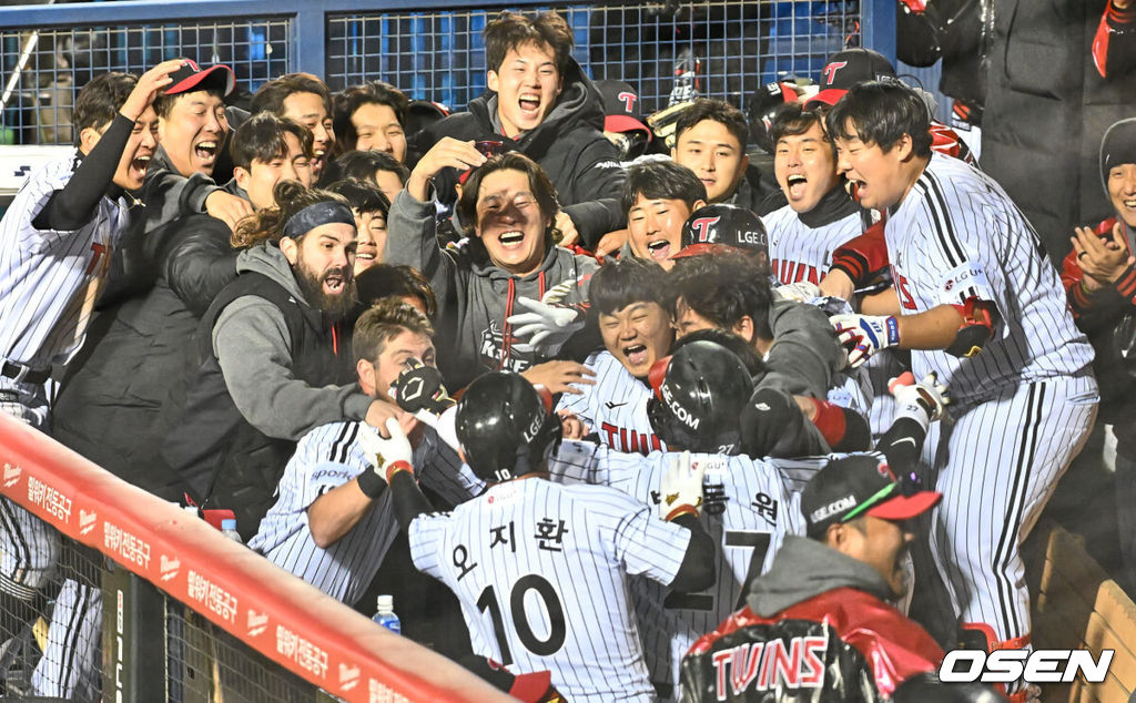 8일 잠실 NC파크에서 2023 신한은행 SOL KBO 포스트시즌 한국시리즈 LG 트윈스와 KT 위즈의 2차전 경기가 열렸다. LG 트윈스 박동원이 8회말 1사 2루 좌중월 역전 2점 홈런을 치고 하이파이브를 하고 있다. 2023.11.08 / foto0307@osen.co.kr