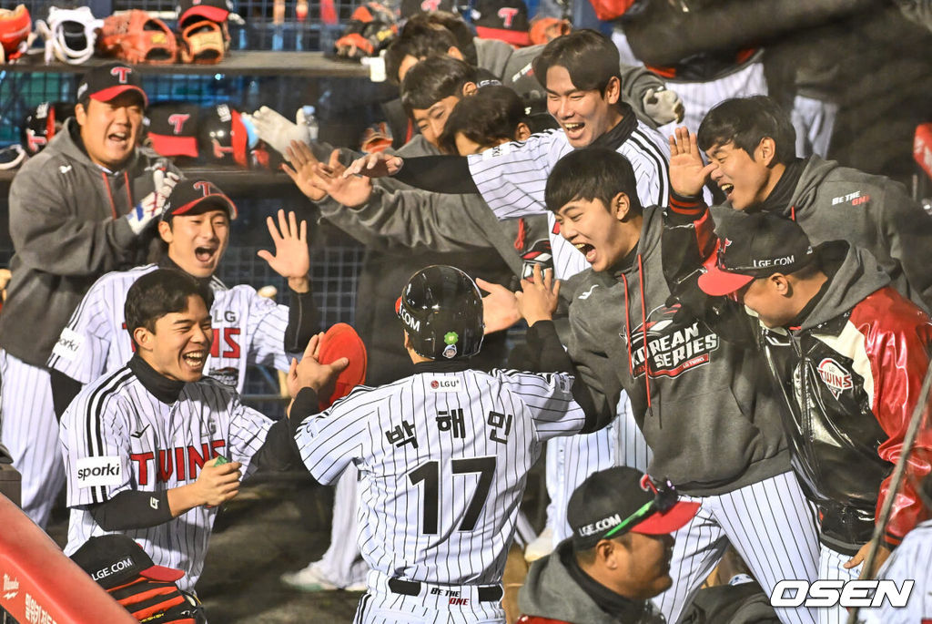 7일 잠실 NC파크에서 2023 신한은행 SOL KBO 포스트시즌 한국시리즈 LG 트윈스와 KT 위즈의 1차전 경기가 열렸다. LG 트윈스 박해민이 1회말 1사 1,3루 오스틴의 2루 땅볼때 득점을 올리고 기뻐하고 있다. 2023.11.07 / foto0307@osen.co.kr