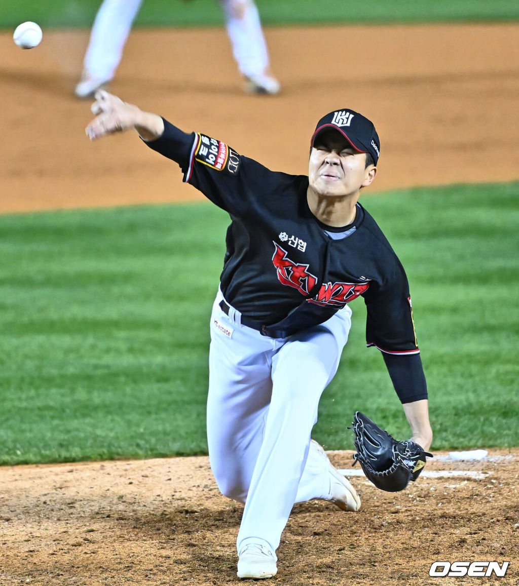 7일 잠실 NC파크에서 2023 신한은행 SOL KBO 포스트시즌 한국시리즈 LG 트윈스와 KT 위즈의 1차전 경기가 열렸다. KT 위즈 손동현이 역투하고 있다. 2023.11.07 / foto0307@osen.co.kr