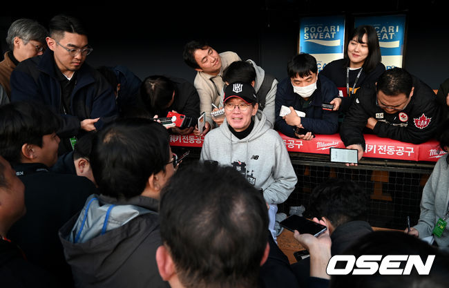 8일 오후 서울 잠실야구장에서 2023 KBO 프로야구 포스트시즌 한국시리즈 2차전 LG 트윈스와 KT 위즈의 경기가 열렸다.경기에 앞서 KT 이강철 감독이 취재진과 이야기를 나누고 있다. 2023.11.08 /sunday@osen.co.kr