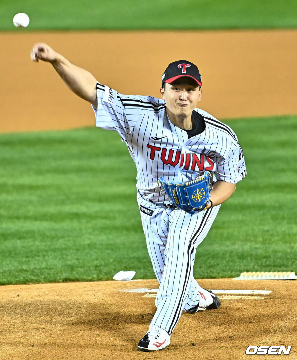 8일 잠실 NC파크에서 2023 신한은행 SOL KBO 포스트시즌 한국시리즈 LG 트윈스와 KT 위즈의 2차전 경기가 열렸다. LG 트윈스 선발 투수 최원태가 역투하고 있다. 2023.11.08 / foto0307@osen.co.kr