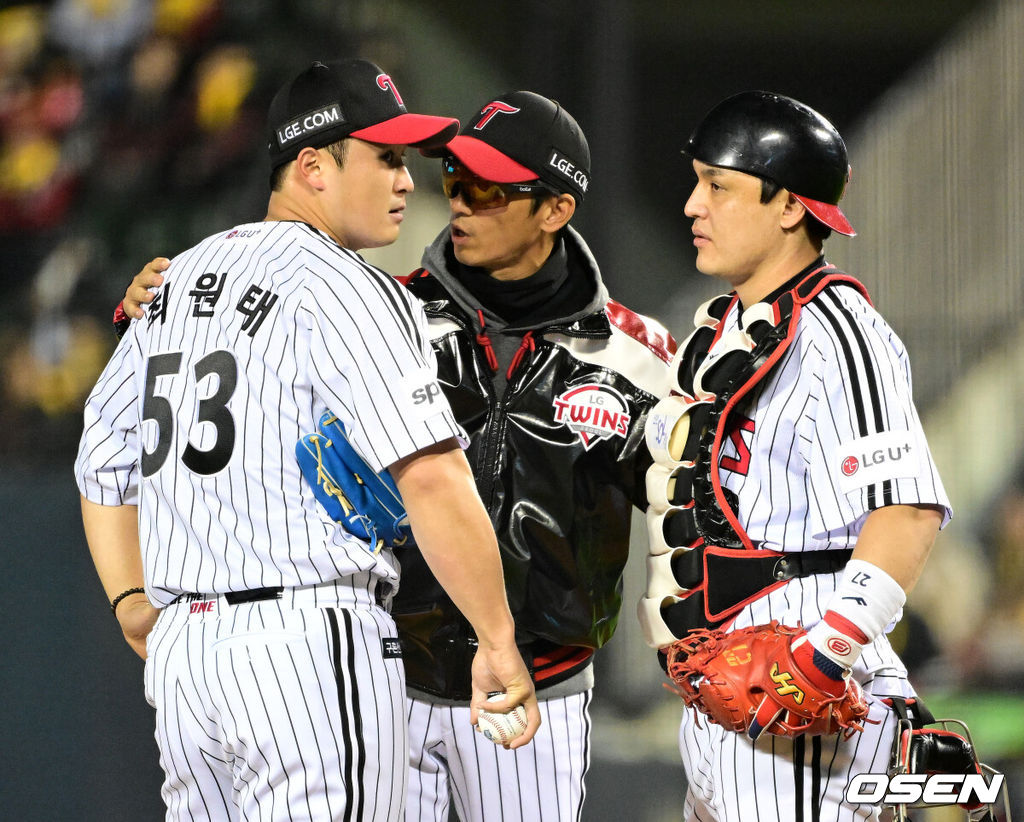 8일 오후 서울 잠실야구장에서 2023 KBO 프로야구 포스트시즌 한국시리즈 2차전 LG 트윈스와 KT 위즈의 경기가 열렸다.1회초 무사 1,2루에서 LG 김경태 코치가 마운드에 올라 최원태와 이야기를 나누고 있다. 2023.11.08 /jpnews@osen.co.kr