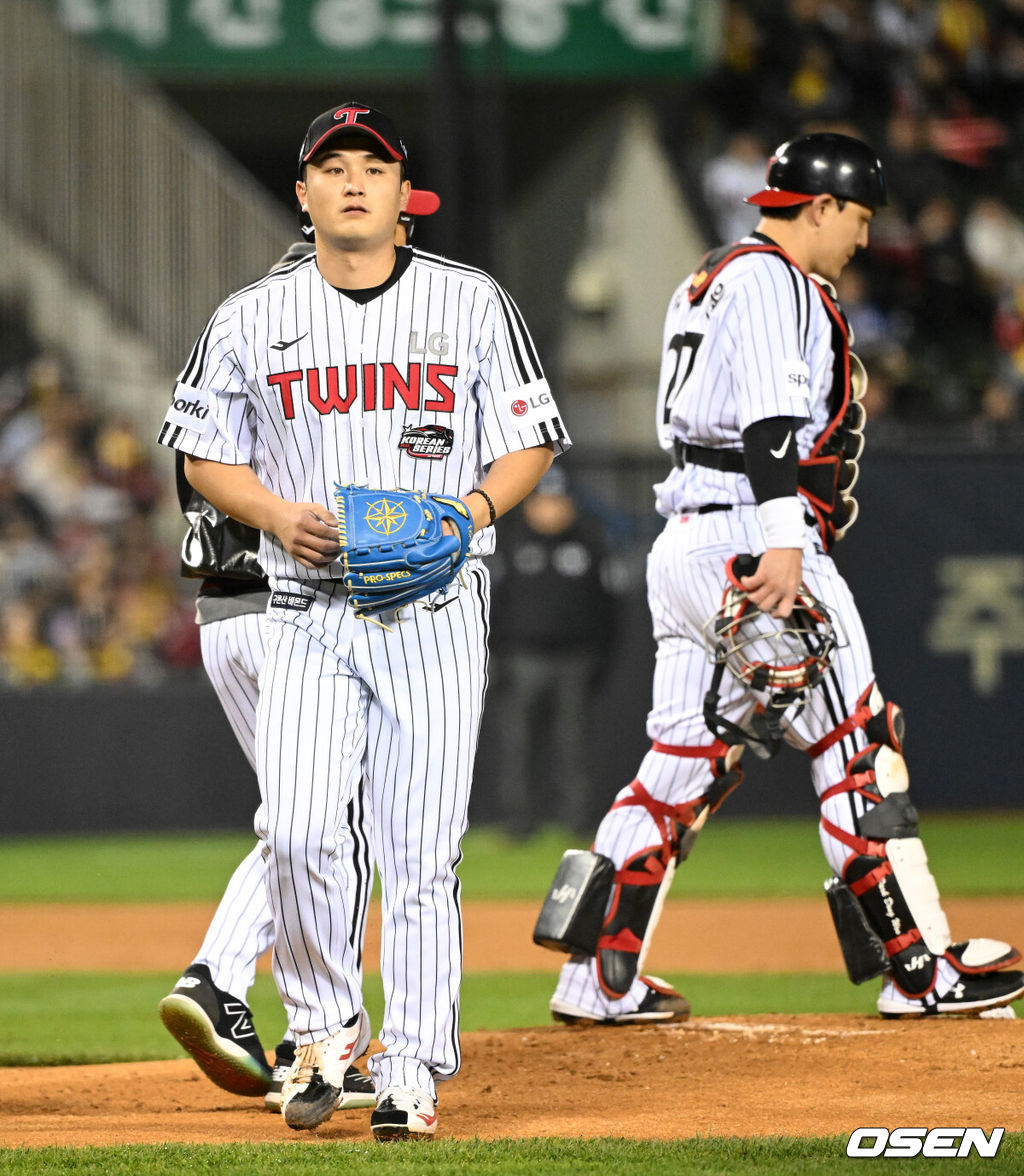 8일 오후 서울 잠실야구장에서 2023 KBO 프로야구 포스트시즌 한국시리즈 2차전 LG 트윈스와 KT 위즈의 경기가 열렸다.1회초 1사 만루에서 LG 선발투수 최원태가 마운드를 내려가고 있다. 2023.11.08 /sunday@osen.co.kr