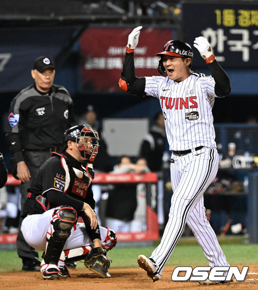 8일 오후 서울 잠실야구장에서 2023 KBO 프로야구 포스트시즌 한국시리즈 2차전 LG 트윈스와 KT 위즈의 경기가 열렸다.6회말 1사에서 LG 오지환이 우월 솔로 홈런을 치고 환호하고 있다. 2023.11.08 /sunday@osen.co.kr