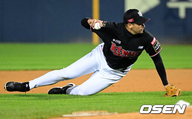 8일 오후 서울 잠실야구장에서 2023 KBO 프로야구 포스트시즌 한국시리즈 2차전 LG 트윈스와 KT 위즈의 경기가 열렸다.3회말 1사 1루에서 KT 쿠에바스가 LG 박해민의 투수 앞 땅볼 타구에 글러브 맞고 굴절된 볼을 처리하고 있다. 2023.11.08 /jpnews@osen.co.kr