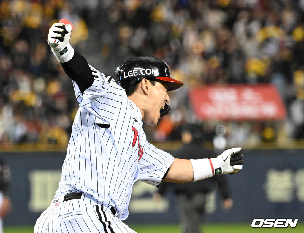 8일 오후 서울 잠실야구장에서 2023 KBO 프로야구 포스트시즌 한국시리즈 2차전 LG 트윈스와 KT 위즈의 경기가 열렸다.8회말 1사 2루에서 LG 박동원이 좌중월 투런 홈런을 치고 환호하고 있다. 2023.11.08 /sunday@osen.co.kr