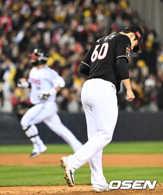 8일 오후 서울 잠실야구장에서 2023 KBO 프로야구 포스트시즌 한국시리즈 2차전 LG 트윈스와 KT 위즈의 경기가 열렸다.8회말 1사 2루에서 LG 박동원이 좌중월 투런 홈런을 허용한 KT 박영현이 아쉬운 표정을 짓고 있다. 2023.11.08 /sunday@osen.co.kr