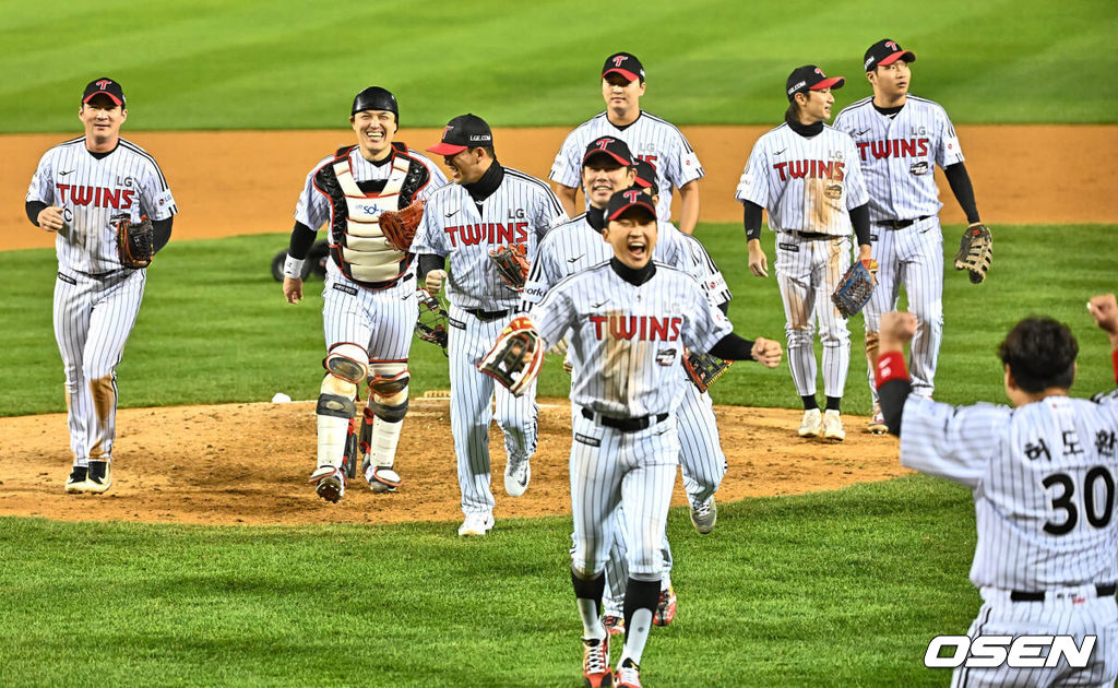 8일 잠실 NC파크에서 2023 신한은행 SOL KBO 포스트시즌 한국시리즈 LG 트윈스와 KT 위즈의 2차전 경기가 열렸다. LG 트윈스 선수들이 5-4로 역전승 한 후 기쁨을 나누고 있다. 2023.11.08 / foto0307@osen.co.kr