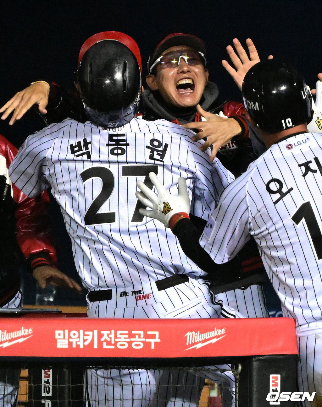 8일 오후 서울 잠실야구장에서 2023 KBO 프로야구 포스트시즌 한국시리즈 2차전 LG 트윈스와 KT 위즈의 경기가 열렸다.8회말 1사 2루에서 LG 박동원이 역전 투런포를 날리고 염경엽 감독과 기뻐하고 있다. 2023.11.08 /jpnews@osen.co.kr