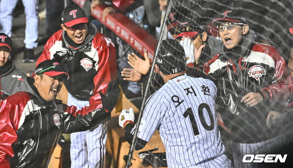 8일 잠실 NC파크에서 2023 신한은행 SOL KBO 포스트시즌 한국시리즈 LG 트윈스와 KT 위즈의 2차전 경기가 열렸다. LG 트윈스 오지환이 6회말 1사 우월 솔로 홈런을 치고 염경엽 감독과 하이파이브를  하고 있다. 2023.11.08 / foto0307@osen.co.kr