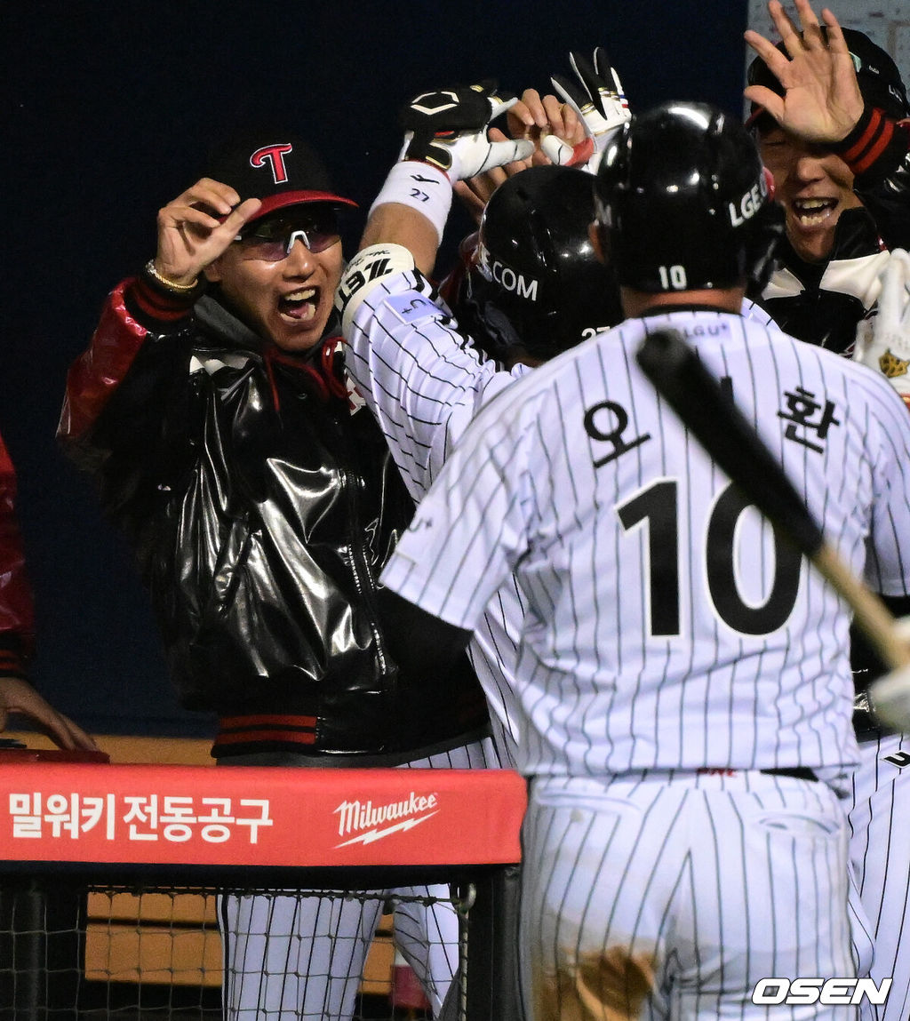 8일 오후 서울 잠실야구장에서 2023 KBO 프로야구 포스트시즌 한국시리즈 2차전 LG 트윈스와 KT 위즈의 경기가 열렸다.8회말 1사 2루에서 LG 박동원이 역전 투런포를 날리고 염경엽 감독과 기뻐하고 있다. 2023.11.08 /jpnews@osen.co.kr