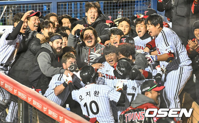 8일 잠실 NC파크에서 2023 신한은행 SOL KBO 포스트시즌 한국시리즈 LG 트윈스와 KT 위즈의 2차전 경기가 열렸다.LG 트윈스 박동원이 8회말 1사 2루 좌중월 역전 2점 홈런을 치고 하이파이브를 하고 있다. 2023.11.08 / foto0307@osen.co.kr