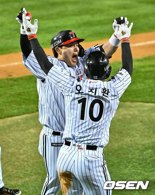 8일 잠실 NC파크에서 2023 신한은행 SOL KBO 포스트시즌 한국시리즈 LG 트윈스와 KT 위즈의 2차전 경기가 열렸다.LG 트윈스 박동원이 8회말 1사 2루 좌중월 역전 2점 홈런을 치고 하이파이브를 하고 있다. 2023.11.08 / foto0307@osen.co.kr