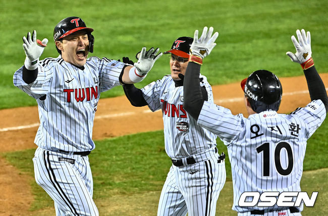 8일 잠실 NC파크에서 2023 신한은행 SOL KBO 포스트시즌 한국시리즈 LG 트윈스와 KT 위즈의 2차전 경기가 열렸다.LG 트윈스 박동원이 8회말 1사 2루 좌중월 역전 2점 홈런을 치고 하이파이브를 하고 있다. 2023.11.08 / foto0307@osen.co.kr