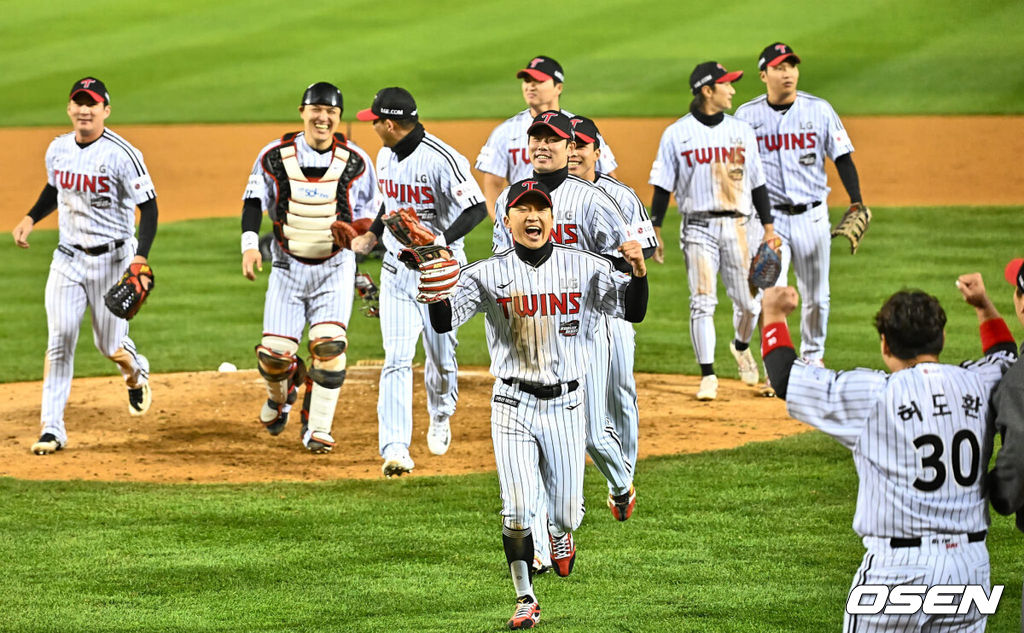 8일 잠실 NC파크에서 2023 신한은행 SOL KBO 포스트시즌 한국시리즈 LG 트윈스와 KT 위즈의 2차전 경기가 열렸다. LG 트윈스 선수들이 5-4로 역전승 한 후 기쁨을 나누고 있다. 2023.11.08 / foto0307@osen.co.kr