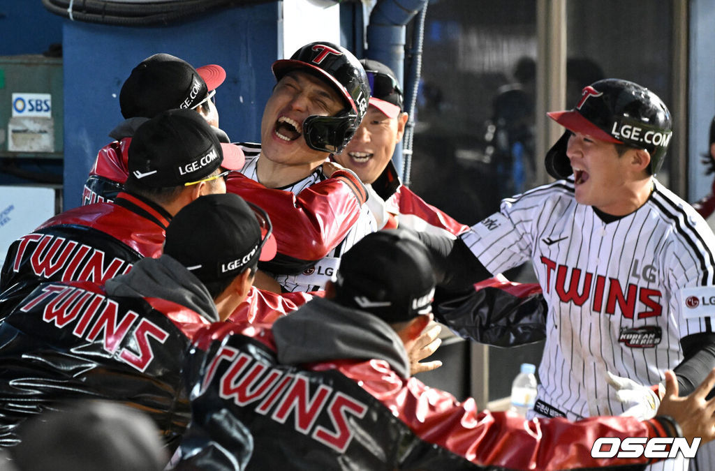 8일 오후 서울 잠실야구장에서 2023 KBO 프로야구 포스트시즌 한국시리즈 2차전 LG 트윈스와 KT 위즈의 경기가 열렸다.8회말 1사 2루에서 LG 박동원이 좌중월 투런 홈런을 치고 더그아웃에서 염경엽 감독과 환호하고 있다. 2023.11.08 /sunday@osen.co.kr