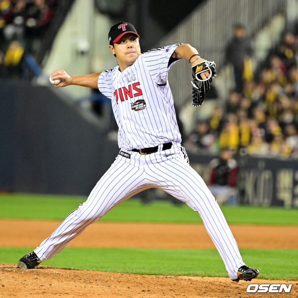 8일 오후 서울 잠실야구장에서 2023 KBO 프로야구 포스트시즌 한국시리즈 2차전 LG 트윈스와 KT 위즈의 경기가 열렸다.4회초 LG 김진성이 역투하고 있다. 2023.11.08 /jpnews@osen.co.kr