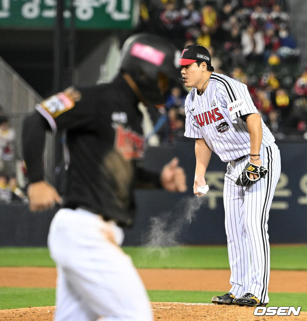 8일 오후 서울 잠실야구장에서 2023 KBO 프로야구 포스트시즌 한국시리즈 2차전 LG 트윈스와 KT 위즈의 경기가 열렸다.4회초 1사 1,2루에서 LG 김진성이 조용호에게 볼넷을 허용하고 있다. 2023.11.08 /sunday@osen.co.kr