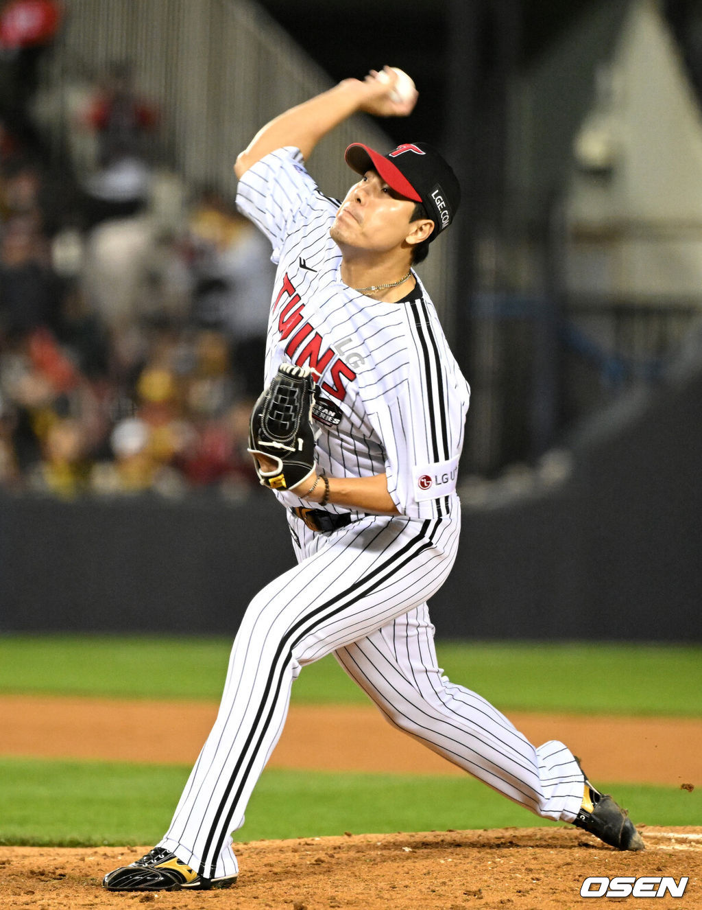 8일 오후 서울 잠실야구장에서 2023 KBO 프로야구 포스트시즌 한국시리즈 2차전 LG 트윈스와 KT 위즈의 경기가 열렸다.4회초 1사 1,2루에서 LG 김진성이 역투하고 있다. 2023.11.08 /sunday@osen.co.kr