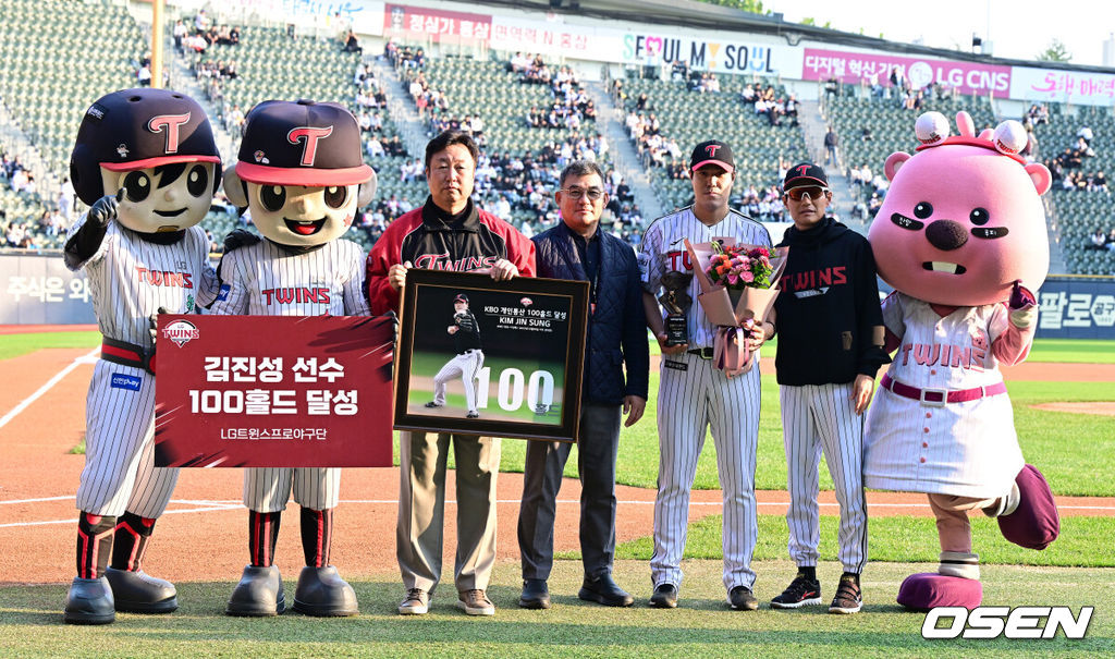 10월 14일 오후 서울 잠실야구장에서 ‘2023 신한은행 SOL KBO리그’ LG 트윈스와 두산 베어스의 경기가 열렸다. 경기에 앞서 LG 김진성의 100홀드 달성 시상식이 열리고 있다. 2023.10.14 /jpnews@osen.co.kr 