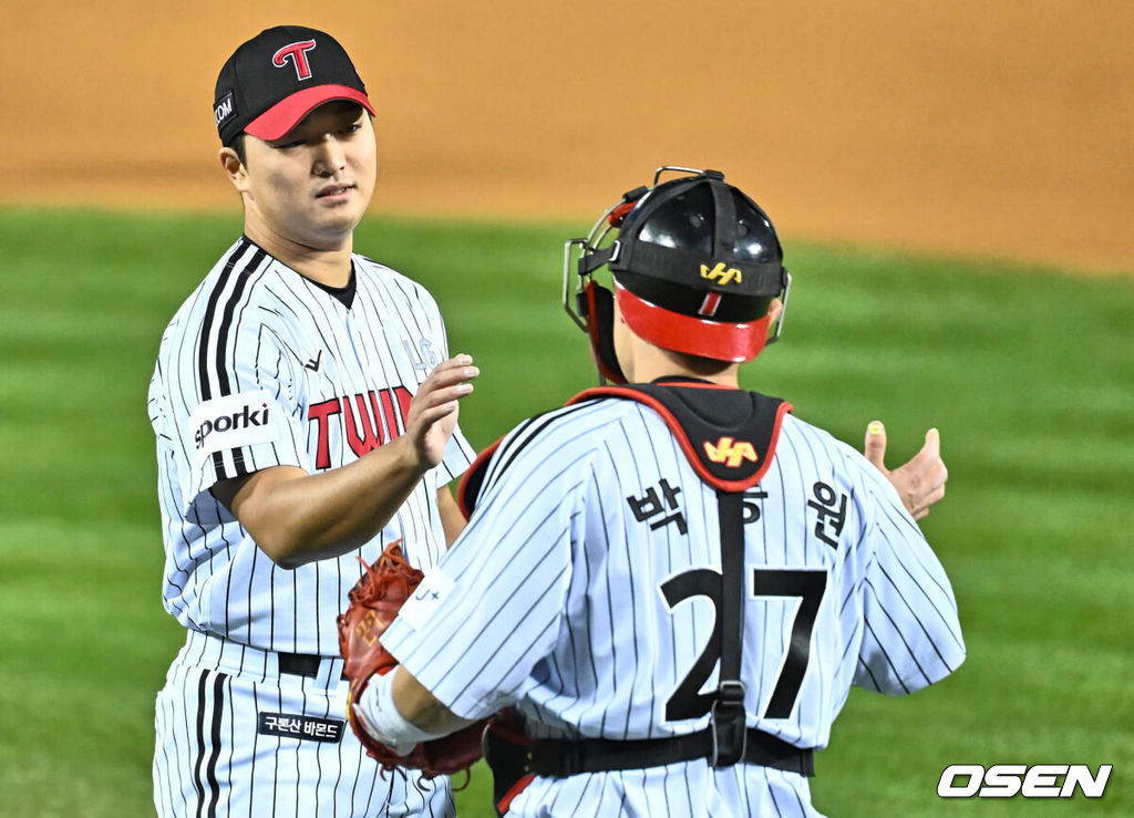 8일 잠실 NC파크에서 2023 신한은행 SOL KBO 포스트시즌 한국시리즈 LG 트윈스와 KT 위즈의 2차전 경기가 열렸다. LG 트윈스 고우석이 5-4로 역전승 한 후 박동원과 기쁨을 나누고 있다. 2023.11.08 / foto0307@osen.co.kr