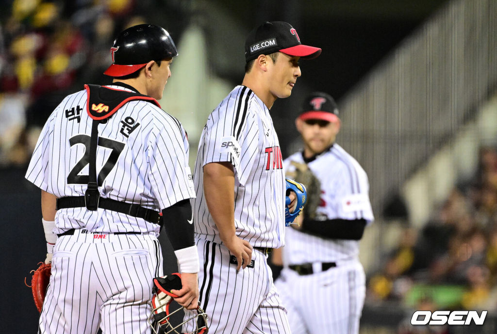 8일 오후 서울 잠실야구장에서 2023 KBO 프로야구 포스트시즌 한국시리즈 2차전 LG 트윈스와 KT 위즈의 경기가 열렸다.1회초 1사 만루에서 LG 최원태가 KT 장성우에 선제 2타점 적시 2루타를 하용하며 강판당하고 있다. 2023.11.08 /jpnews@osen.co.kr