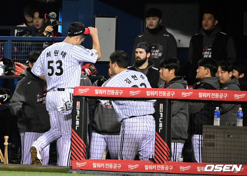 8일 오후 서울 잠실야구장에서 2023 KBO 프로야구 포스트시즌 한국시리즈 2차전 LG 트윈스와 KT 위즈의 경기가 열렸다.1회초 1사 만루에서 LG 최원태가 KT 장성우에 선제 2타점 적시 2루타를 허용하며 강판당하고 있다. 2023.11.08 /jpnews@osen.co.kr