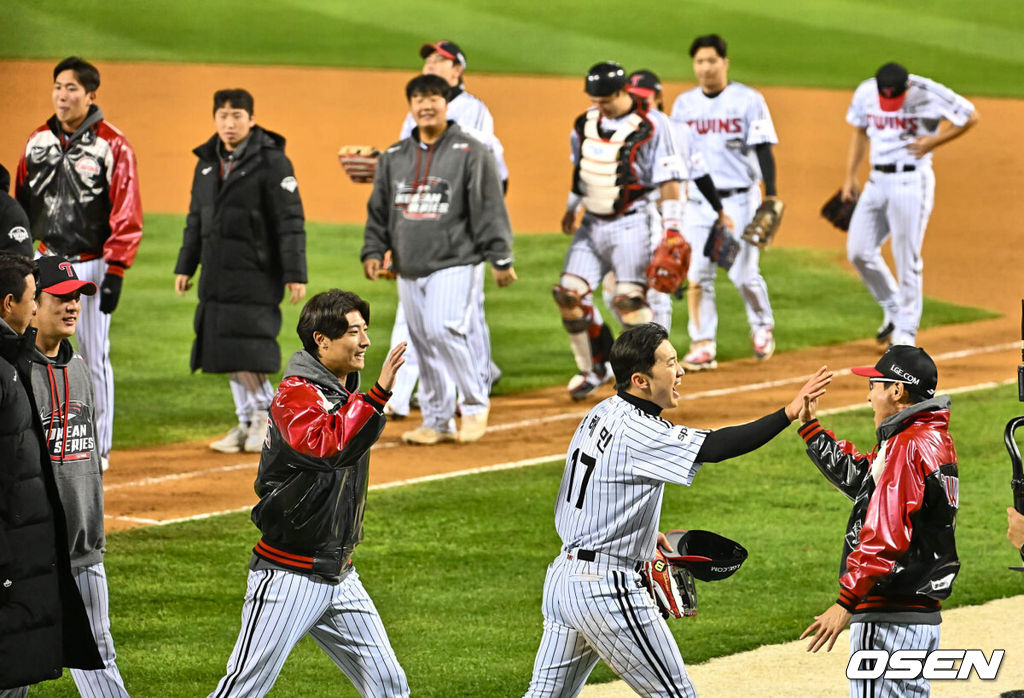 8일 잠실 NC파크에서 2023 신한은행 SOL KBO 포스트시즌 한국시리즈 LG 트윈스와 KT 위즈의 2차전 경기가 열렸다. LG 트윈스 선수들이 5-4로 역전승 한 후 염경엽 감독과 기쁨을 나누고 있다. 2023.11.08 / foto0307@osen.co.kr