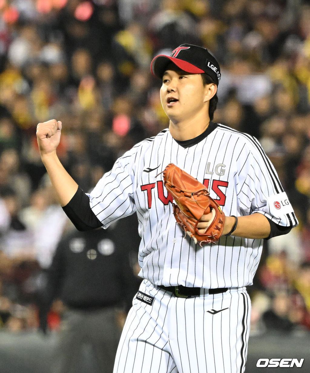 8일 오후 서울 잠실야구장에서 2023 KBO 프로야구 포스트시즌 한국시리즈 2차전 LG 트윈스와 KT 위즈의 경기가 열렸다.5회초 2사 1,2루에서 LG 유영찬이 KT 문상철을 삼진으로 처리하고 환호하고 있다. 2023.11.08 /sunday@osen.co.kr