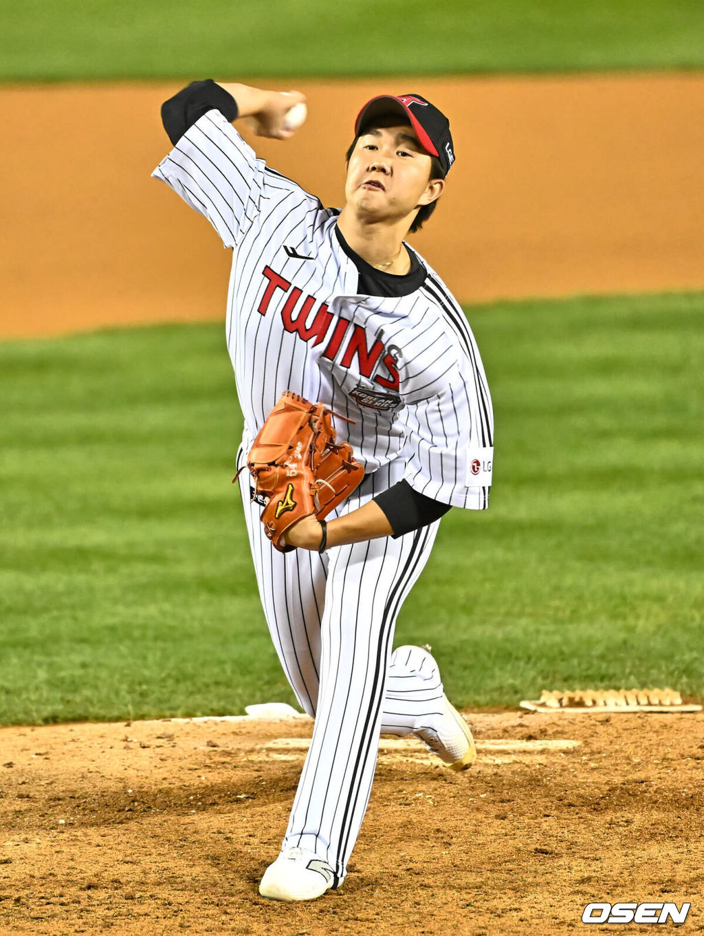 8일 잠실 NC파크에서 2023 신한은행 SOL KBO 포스트시즌 한국시리즈 LG 트윈스와 KT 위즈의 2차전 경기가 열렸다. LG 트윈스 유영찬이 역투하고 있다. 2023.11.08 / foto0307@osen.co.kr