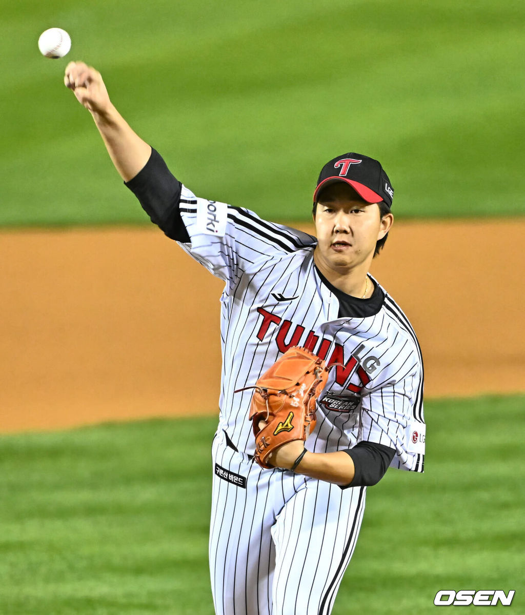 8일 잠실 NC파크에서 2023 신한은행 SOL KBO 포스트시즌 한국시리즈 LG 트윈스와 KT 위즈의 2차전 경기가 열렸다. LG 트윈스 유영찬이 역투하고 있다. 2023.11.08 / foto0307@osen.co.kr