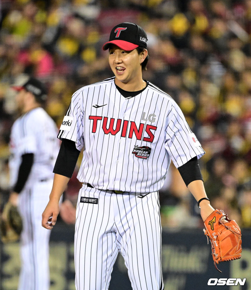 8일 오후 서울 잠실야구장에서 2023 KBO 프로야구 포스트시즌 한국시리즈 2차전 LG 트윈스와 KT 위즈의 경기가 열렸다.6회초 1사에서 LG 유영찬이 KT 조용호의 1루 라인드라이브 타구에 오스틴의 호수비를 선보이자 미소짓고 있다. 2023.11.08 /jpnews@osen.co.kr