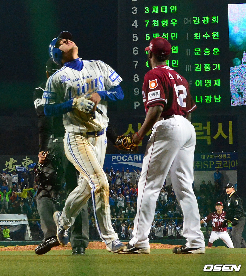 2014년 한국시리즈 2차전에서 삼성 박해민이 이지영의 1타점 적시 2루타에 홈을 밟으며 괴로워하고 있다. 박해민은 2루 도루 과정에서 손가락 부상을 당했다. /jpnews@osen.co.kr