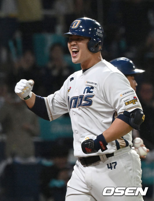 19일 오후 창원NC파크에서 ‘2023 KBO 포스트시즌 와일드카드 결정전 1차전 두산 베어스와 NC 다이노스의 경기가 열렸다.4회말 2사에 NC 김형준이 좌월 솔로 홈런을 치고 환호하고 있다. 2023.10.19 /sunday@osen.co.kr