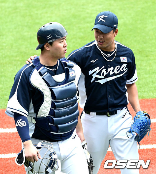 7회말 마운드에 올라 무실점으로 이닝을 막아낸  한국 투수 정우영과 포수 김형준이 더그아웃으로 향하며 대화를 나누고 있다. 2023.10.06 / dreamer@osen.co.kr