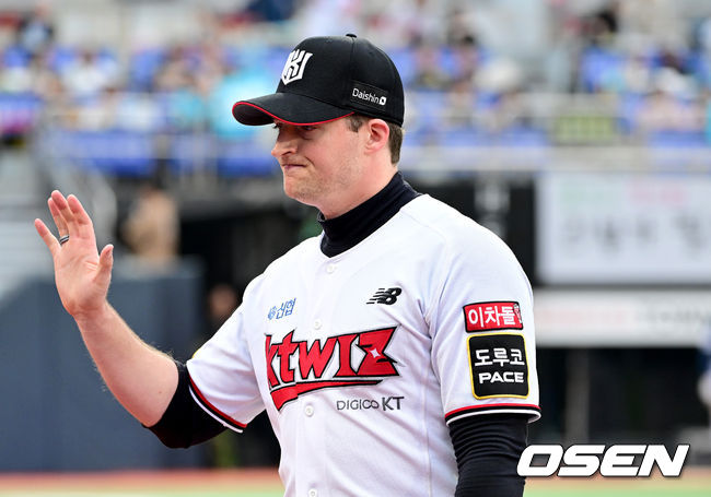 5일 오후 수원 KT위즈파크에서 ‘2023 신한은행 SOL KBO 포스트시즌 플레이오프’ 5차전 KT 위즈와 NC 다이노스의 경기가 열렸다.6회초 무사 1루 상황 KT 선발 벤자민이 마운드를 내려가고 있다. 2023.11.05 / dreamer@osen.co.kr