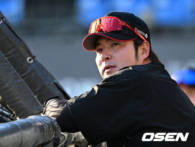 8일 오후 서울 잠실야구장에서 2023 KBO 프로야구 포스트시즌 한국시리즈 2차전 LG 트윈스와 KT 위즈의 경기가 열렸다.경기에 앞서 KT 박병호가 동료들의 훈련을 바라보고 있다. 2023.11.08 /sunday@osen.co.kr