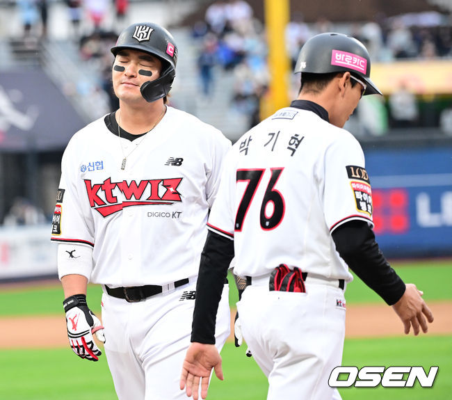 5일 오후 수원 KT위즈파크에서 ‘2023 신한은행 SOL KBO 포스트시즌 플레이오프’ 5차전 KT 위즈와 NC 다이노스의 경기가 열렸다.6회말 무사 만루 상황 KT 박병호가 병살타를 치고 더그아웃으로 향하며 아쉬워하고 있다. 2023.11.05 / dreamer@osen.co.kr