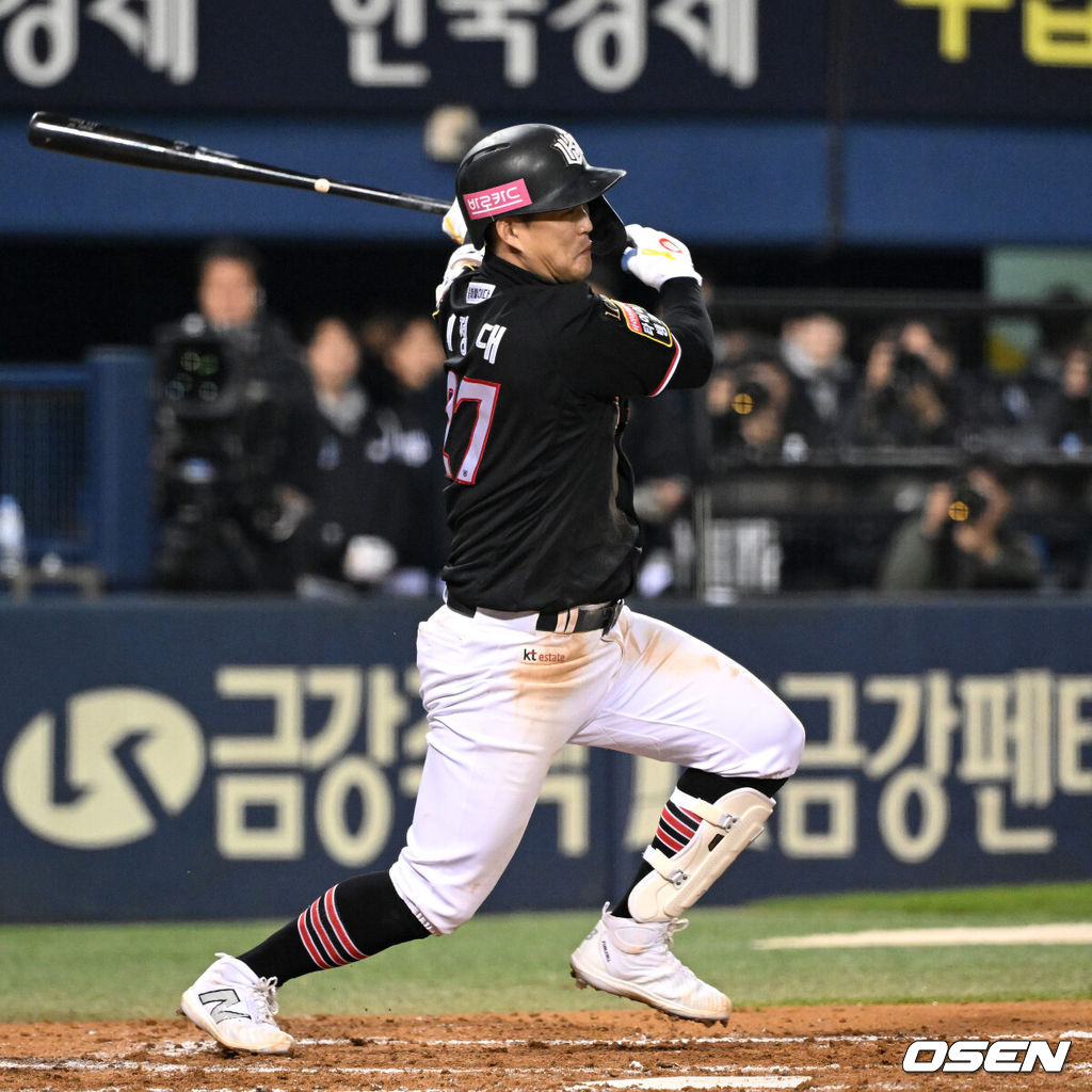 8일 오후 서울 잠실야구장에서 2023 KBO 프로야구 포스트시즌 한국시리즈 2차전 LG 트윈스와 KT 위즈의 경기가 열렸다.5회초 2사 1루에서 KT 배정대가 중전 안타를 치고 있다. 2023.11.08 /sunday@osen.co.kr