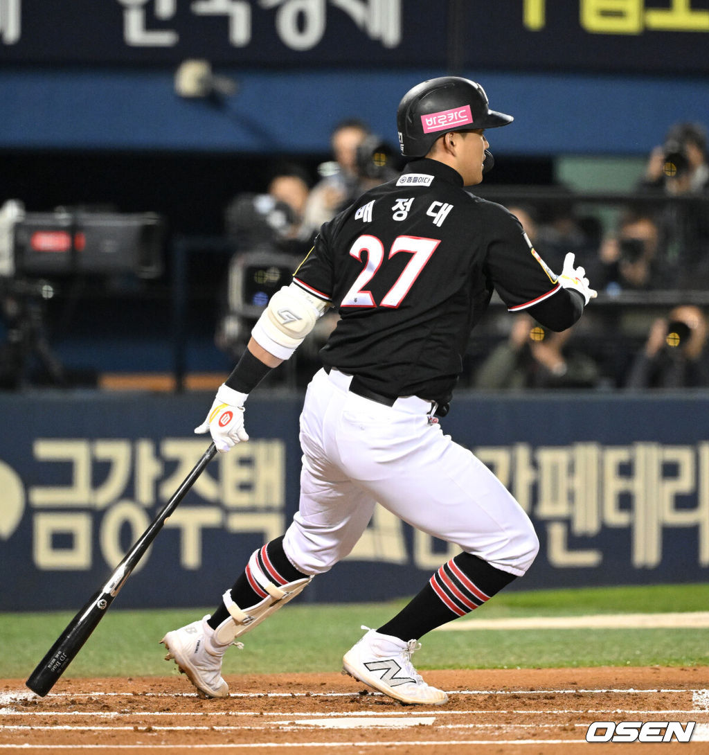 8일 오후 서울 잠실야구장에서 2023 KBO 프로야구 포스트시즌 한국시리즈 2차전 LG 트윈스와 KT 위즈의 경기가 열렸다.1회초 1사 2,3루에서 KT 배정대가 좌중간 2타점 적시타를 치고 있다. 2023.11.08 /sunday@osen.co.kr