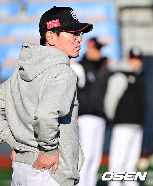 10일 오후 수원 KT위즈파크에서 ‘2023 신한은행 SOL KBO 포스트시즌 한국시리즈’ 3차전 KT 위즈와 LG 트윈스의 경기가 열린다. 경기를 앞두고 KT 이강철 감독이 선수들의 훈련을 지켜보고 있다. 2023.11.10 / dreamer@osen.co.kr