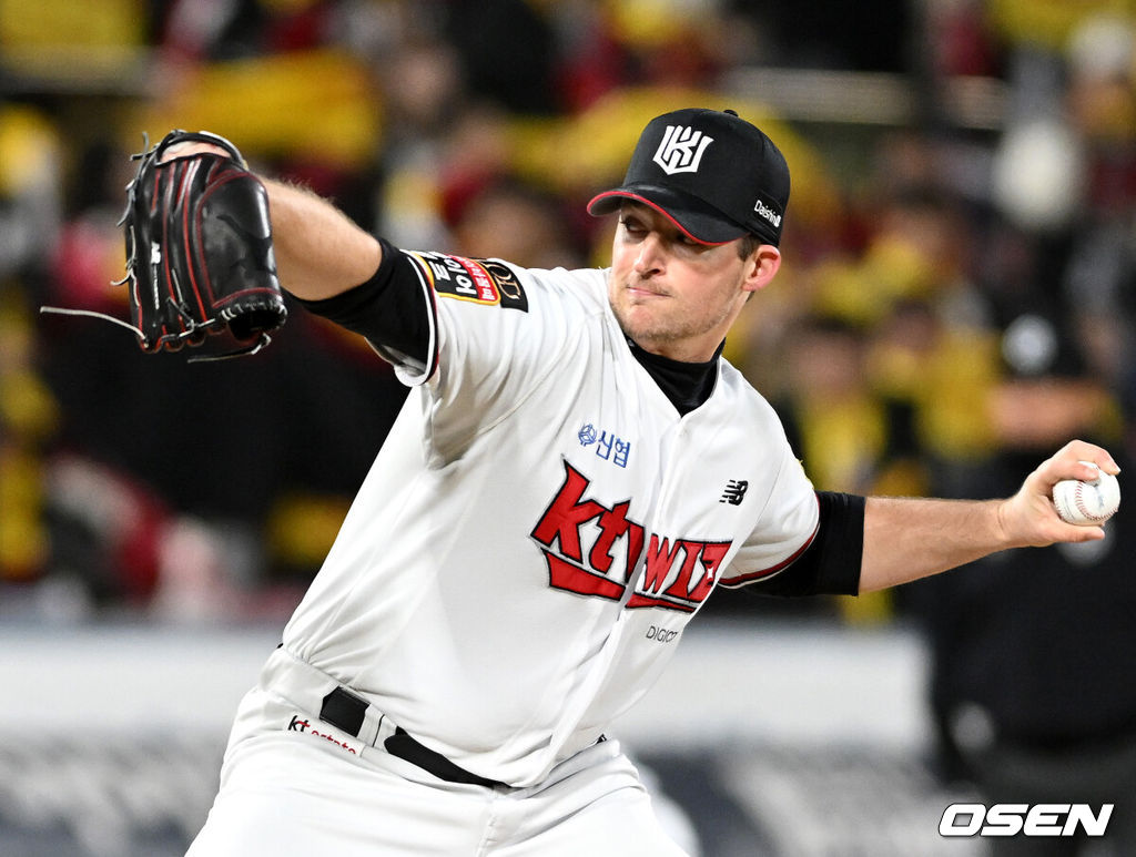 10일 오후 수원 KT위즈파크에서 ‘2023 신한은행 SOL KBO 포스트시즌 한국시리즈’ 3차전 KT 위즈와 LG 트윈스의 경기가 열렸다.1회초 무사에서 KT 선발투수 벤자민이 역투하고 있다. 2023.11.10 /sunday@osen.co.kr