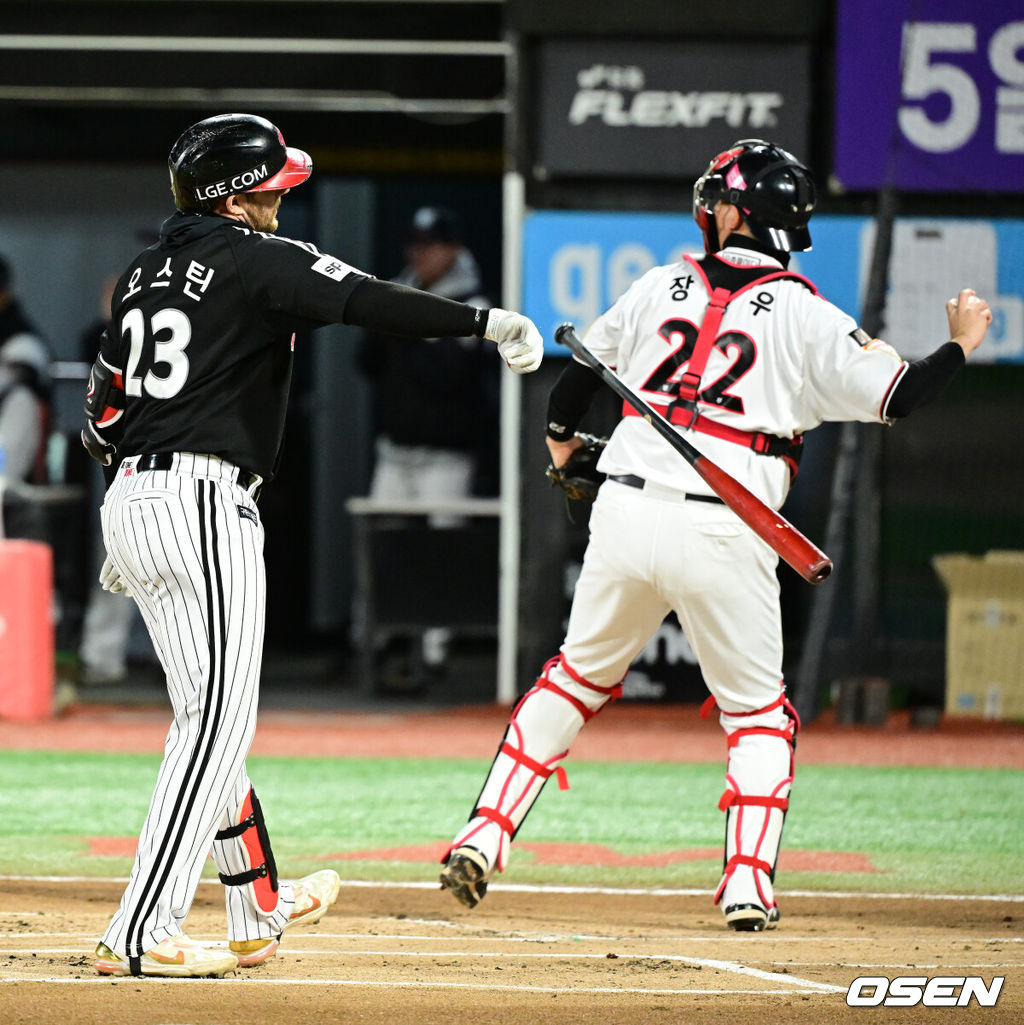 10일 오후 수원 KT위즈파크에서 ‘2023 신한은행 SOL KBO 포스트시즌 한국시리즈’ 3차전 KT 위즈와 LG 트윈스의 경기가 열렸다.1회초 2사 2루에서 LG 오스틴이 삼진으로 물러나며 아쉬워하고 있다. 2023.11.10 /jpnews@osen.co.kr